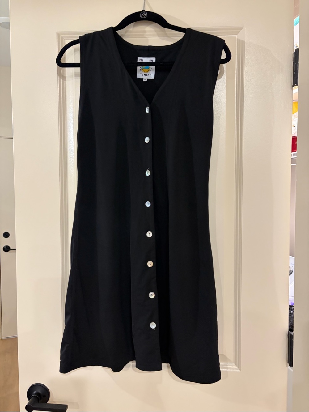 Sleeveless Button-Front Black Dress UNIF med